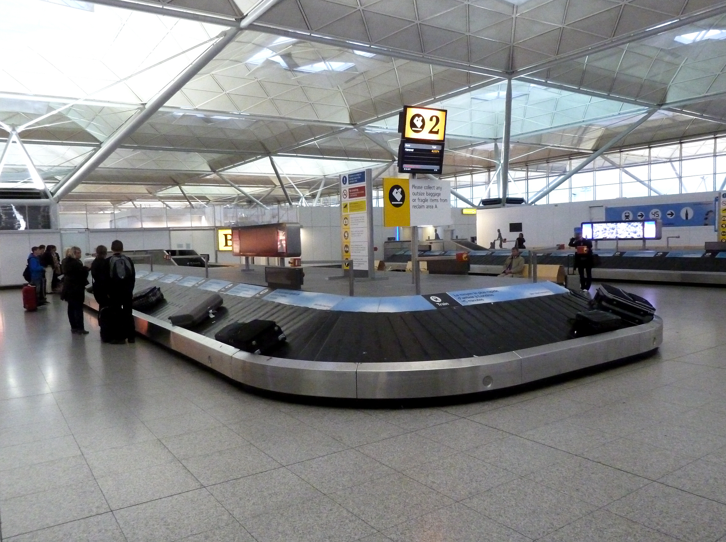 http://www.arlynscales.com/wp-content/uploads/2015/01/London_Stansted_Airport_-_Baggage_reclaim.jpg