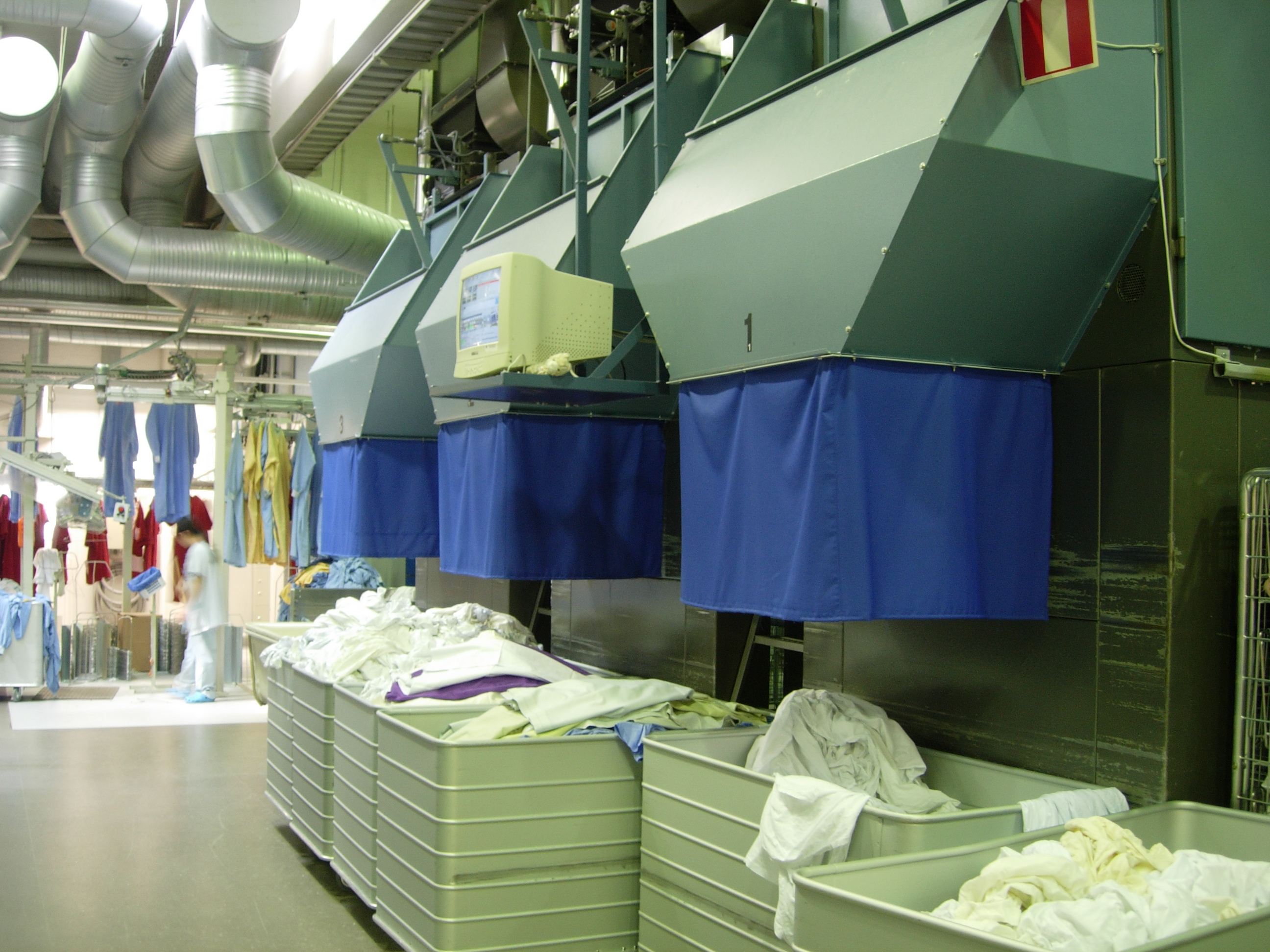 Commercial Laundry Equipment: Platform Scales Ease the Load